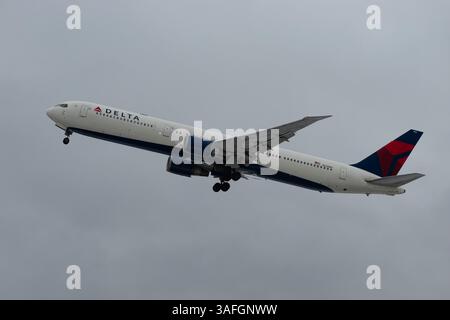 Zürich, Schweiz, 6. Dezember 2023 N-838MH Delta Airlines Boeing 767-432ER startet im Winter von Start- und Landebahn 16 Stockfoto