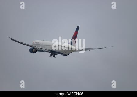 Zürich, Schweiz, 6. Dezember 2023 N-838MH Delta Airlines Boeing 767-432ER startet im Winter von Start- und Landebahn 16 Stockfoto