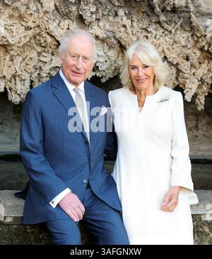 Rom, Italien. April 2025. Image © lizenziert für Parsons Media. 07/04/2025. Rom, Italien. König und Königin besuchen Italien - Tag 1. König Karl III. Und Königin Camilla posieren für ein Porträt in der Villa Wolkonsky am 7. April 2025 in Rom. Vor dem 20. Hochzeitstag ihrer Majestäten, König Karl III. Und Königin Camilla am Mittwoch, den 9. April 2025. Bild von Parsons Media. Anrede: andrew parsons/Alamy Live News Stockfoto