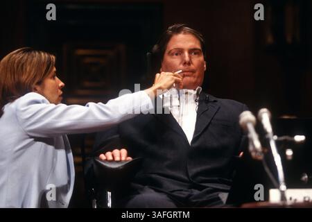 5. Juni 1997 - Washington, DC, USA - der gelähmte Schauspieler Christopher Reeves und seine Frau Dana sagen vor dem Unterausschuss des Senats für Arbeit, Gesundheit, menschliche Dienste und Bildung in Washington, DC aus (Bild: © Richard Ellis/ZUMAPRESS.com). Stockfoto