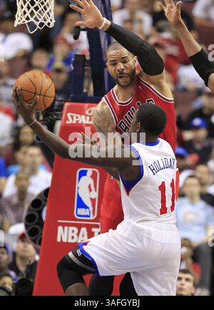 6. Mai 2012 - Philadelphia, PA, USA - die Philadelphia 76ers' Jrue Holiday (11) erzielt trotz des Drucks von Chicago Bulls-Verteidiger Carlos Boozer im vierten Quartal des Viertelfinals der NBA Eastern Conference im Wells Fargo Center in Philadelphia, Pennsylvania, Sonntag, 6. Mai 2012. Die Sixers besiegten die Bulls zwischen 89 und 82. (Bild: © Ron Cortes/Philadelphia Inquirer/MCT/ZUMAPRESS.com) Stockfoto