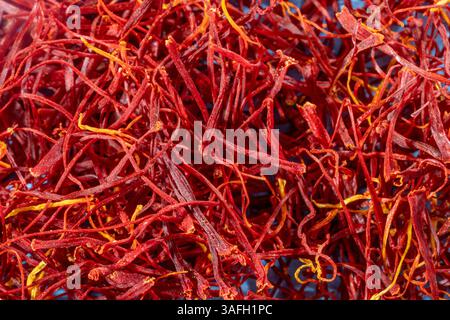 Leuchtendes Rot und Gelb Safranfäden Hintergrund auf blauem Vollbild, Ansicht von oben nach unten Stockfoto
