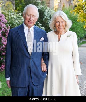 Rom, Italien. April 2025. Image © lizenziert für Parsons Media. 07/04/2025. Rom, Italien. König und Königin besuchen Italien - Tag 1. König Karl III. Und Königin Camilla posieren für ein Porträt in der Villa Wolkonsky am 7. April 2025 in Rom. Vor dem 20. Hochzeitstag ihrer Majestäten, König Karl III. Und Königin Camilla am Mittwoch, den 9. April 2025. Bild von Parsons Media. Anrede: andrew parsons/Alamy Live News Stockfoto