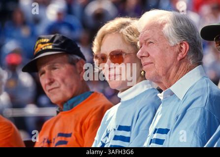 27. April 1997 - Philadelphia, PA, USA - die Präsidenten George Bush, Jimmy Carter und Rosalynn Carter beim Presidents Summit for America's Future in Philadelphia, PA. (Bild: © Richard Ellis/ZUMAPRESS.com) Stockfoto