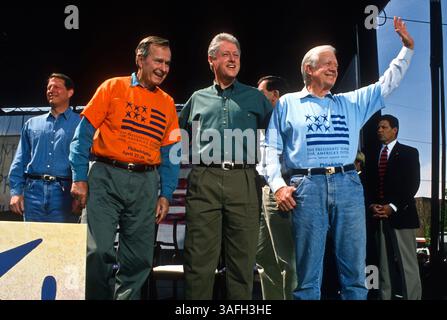27. April 1997 - Philadelphia, PA, USA - die Präsidenten George Bush, Bill Clinton und Jimmy Carter beim Presidents Summit for America's Future in Philadelphia, PA. (Bild: © Richard Ellis/ZUMAPRESS.com) Stockfoto