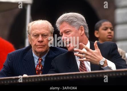 27. April 1997: Philadelphia, PA, USA: Präsident Gerald Ford und Bill Clinton beim Presidents Summit for America's Future in Philadelphia, PA. (Bild: © Richard Ellis/ZUMAPRESS.com) Stockfoto