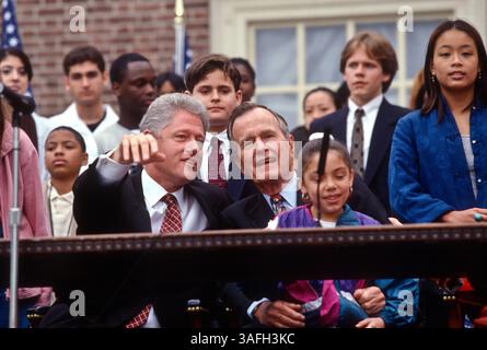 27. April 1997 - Philadelphia, PA, USA - Präsident George Bush und Bill Clinton beim Presidents Summit for America's Future in Philadelphia, PA. (Bild: © Richard Ellis/ZUMAPRESS.com) Stockfoto