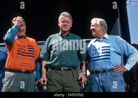 27. April 1997 - Philadelphia, PA, USA - die Präsidenten George Bush, Bill Clinton und Jimmy Carter beim Presidents Summit for America's Future in Philadelphia, PA. (Bild: © Richard Ellis/ZUMAPRESS.com) Stockfoto