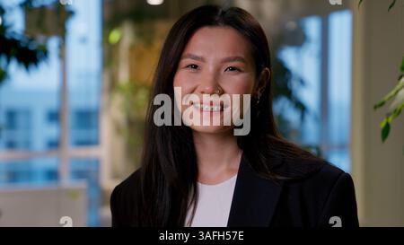 Asiatische Geschäftsfrau Porträt glücklich lächelnd Chinesische Arbeiterstudentin Arbeitgeberführerin japanisches Mädchen im Büro Firma Koreanisch fröhlich elegant Stockfoto