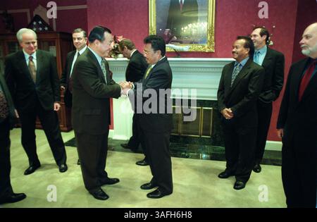 Tommy Remengesau Jr., Präsident von Palau, und Hershey Kyota, Botschafter von Palau, treffen sich mit Herrn Joo, bevor sie am Mittwoch, den 13. März 2002, mit der Redaktion der Washington Times zusammentreffen. (Bild: Washington Times/ZUMAPRESS.com) Stockfoto