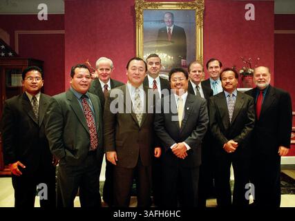 Tommy Remengesau Jr., Präsident von Palau, und Hershey Kyota, Botschafter von Palau, treffen sich mit Herrn Joo, bevor sie am Mittwoch, den 13. März 2002, mit der Redaktion der Washington Times zusammentreffen. (Bild: Washington Times/ZUMAPRESS.com) Stockfoto