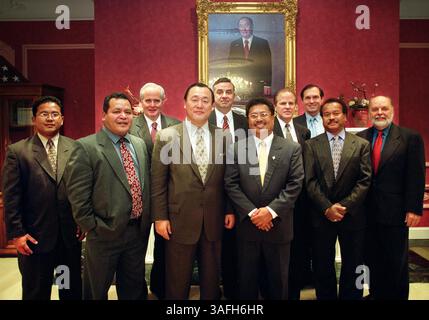 Tommy Remengesau Jr., Präsident von Palau, und Hershey Kyota, Botschafter von Palau, treffen sich mit Herrn Joo, bevor sie am Mittwoch, den 13. März 2002, mit der Redaktion der Washington Times zusammentreffen. (Bild: Washington Times/ZUMAPRESS.com) Stockfoto