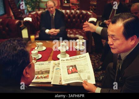 Tommy Remengesau, Jr., Präsident von Palau, trifft sich mit Herrn Joo, bevor er am Mittwoch, den 13. März 2002, mit der Redaktion der Washington Times zusammentrefft. (Bild: Washington Times/ZUMAPRESS.com) Stockfoto