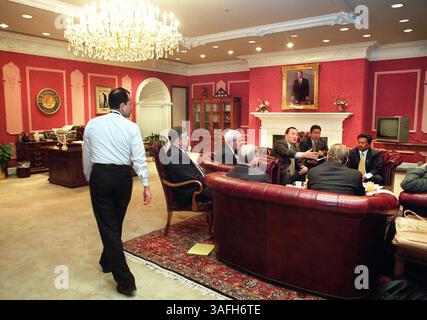 Tommy Remengesau Jr., Präsident von Palau, und Hershey Kyota, Botschafter von Palau, treffen sich mit Herrn Joo, bevor sie am Mittwoch, den 13. März 2002, mit der Redaktion der Washington Times zusammentreffen. (Bild: Washington Times/ZUMAPRESS.com) Stockfoto