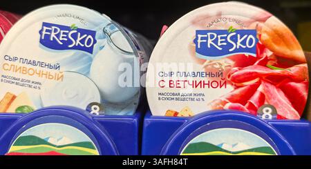 Bobruisk, Weißrussland - 14. März 2025: Hell verpackte Käseaufstriche sind in den Regalen des Geschäfts ordentlich angeordnet. Die Sorten umfassen cremige und herzhafte Aromen Stockfoto