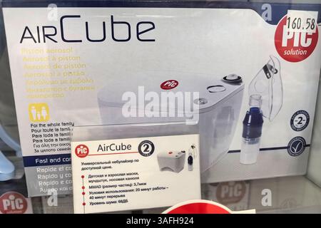 Bobruisk, Weißrussland - 14. März 2025: Ein moderner Vernebler für die häusliche Gesundheitspflege liegt auf einem Regal. Es ist benutzerfreundlich und für jeden geeignet Stockfoto