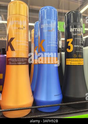 Bobruisk, Weißrussland - 14. März 2025: Bunte Haarpflegeflaschen säumen ein Regal in einem modernen Einzelhandelsbereich. Stockfoto