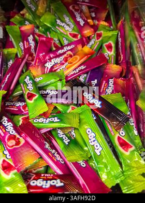 Bobruisk, Weißrussland - 14. März 2025: Bunt gewickelte Süßigkeiten mit verschiedenen Geschmacksrichtungen füllen die Ausstellung an einem belebten Marktstand. Schimmernde rosa Farbtöne, g Stockfoto