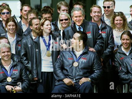 Präsident George W. Bush posiert für ein Foto mit Mitgliedern der US-Olympischen und paralympischen Teams, darunter die Goldmedaillengewinner Manuel Guerra, Center, und Tristan Gale, links, am Dienstag, den 23. April 2002 auf dem Südrasen des Weißen Hauses. (Bild: Washington Times/ZUMAPRESS.com) Stockfoto