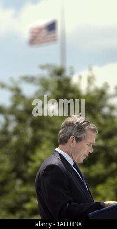 Präsident George W. Bush kommentiert und begrüßt überlebende Familien beim 21. Annual Peace Officers' Association Memorial Service auf dem westlichen Rasen des Kapitols in Washington, DC, Mittwoch, den 15. Mai 2002. (Bild: Washington Times/ZUMAPRESS.com) Stockfoto