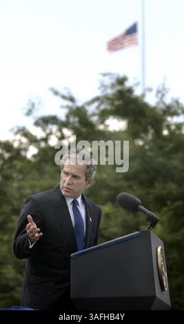 Die Fahnen um die Stadt flogen auf halbem Stab, als Präsident George W. Bush am Mittwoch, den 15. Mai 2002, auf dem Westrasen des Kapitols in Washington, DC, überlebende Familien kommentiert und begrüßt. (Bild: Washington Times/ZUMAPRESS.com) Stockfoto