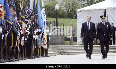 Präsident George W. Bush wird von Steve Young, dem Präsidenten des Fraternal Order of Police, begleitet, bevor er am Mittwoch, den 15. Mai 2002, am 21. Jahrestag des Friedensoffiziervereins auf dem Westrasen des Kapitols in Washington, DC, überlebende Familien begrüßt. (Bild: Washington Times/ZUMAPRESS.com) Stockfoto
