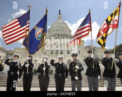Polizeifarbwächter säumten die Stufen des Kapitols, bevor Präsident George W. Bush am Mittwoch, den 15. Mai 2002, auf dem westlichen Rasen des Kapitols in Washington, DC, Kommentare und Begrüßungen überlebender Familien verfasste. (Bild: Washington Times/ZUMAPRESS.com) Stockfoto