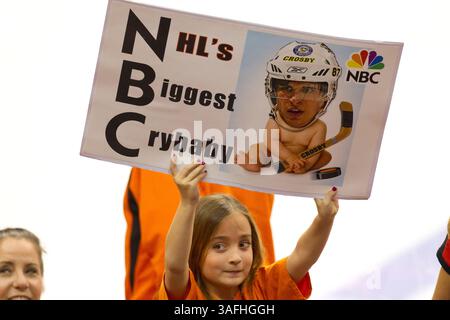 15. April 2012: Ein Philadelphia Flyers Fan mit einem Schild für das Pittsburgh Penguins Center Sidney Crosby (87) (nicht abgebildet) während des NHL Eastern Conference Quarter-Finals Game 3 zwischen den Pittsburgh Penguins und Philadelphia Flyers im Well Fargo Center in Philadelphia, Pennsylvania. (Bild: © Chris Szagola/Cal Sport Media/ZUMAPRESS.com) Stockfoto