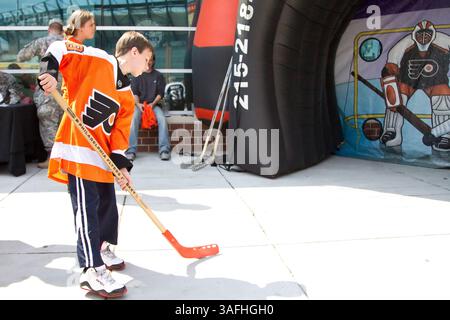 15. April 2012: Philadelphia Flyers-Fan spielt eines der Spiele außerhalb der Arena vor dem NHL Eastern Conference Quarter-Finals Game 3 zwischen den Pittsburgh Penguins und Philadelphia Flyers im Well Fargo Center in Philadelphia, Pennsylvania. (Bild: © Chris Szagola/Cal Sport Media/ZUMAPRESS.com) Stockfoto