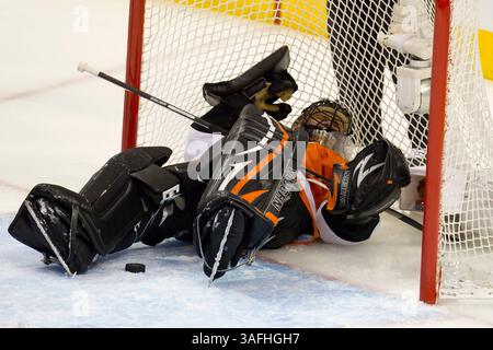 15. April 2012: Der Philadelphia Flyers-Torwart Ilya Bryzgalov (30) reagiert auf ein frühes Tor beim Viertelfinalspiel 3 der NHL Eastern Conference zwischen den Pittsburgh Penguins und Philadelphia Flyers im Well Fargo Center in Philadelphia, Pennsylvania. (Bild: © Chris Szagola/Cal Sport Media/ZUMAPRESS.com) Stockfoto