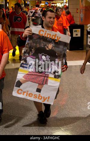 15. April 2012: Philadelphia Flyers Fan mit einem Schild über die Pittsburgh Penguins Center Sidney Crosby (87) (nicht abgebildet) vor dem NHL Eastern Conference Quarter-Finals Game 3 zwischen den Pittsburgh Penguins und Philadelphia Flyers im Well Fargo Center in Philadelphia, Pennsylvania. (Bild: © Chris Szagola/Cal Sport Media/ZUMAPRESS.com) Stockfoto