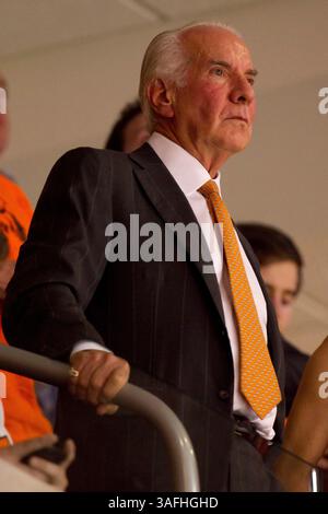 15. April 2012: Ed Snider, Vorsitzender der Philadelphia Flyers, blickt während des Viertelfinalspiels 3 der NHL Eastern Conference zwischen den Pittsburgh Penguins und Philadelphia Flyers im Well Fargo Center in Philadelphia, Pennsylvania, von seiner Box aus zu. (Bild: © Chris Szagola/Cal Sport Media/ZUMAPRESS.com) Stockfoto
