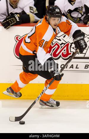 15. April 2012: Philadelphia Flyers Center Danny Briere (48) stürzt im Well Fargo Center in Philadelphia, Pennsylvania, im Viertelfinalspiel 3 der NHL Eastern Conference zwischen den Pittsburgh Penguins und den Philadelphia Flyers auf dem Eis. (Bild: © Chris Szagola/Cal Sport Media/ZUMAPRESS.com) Stockfoto