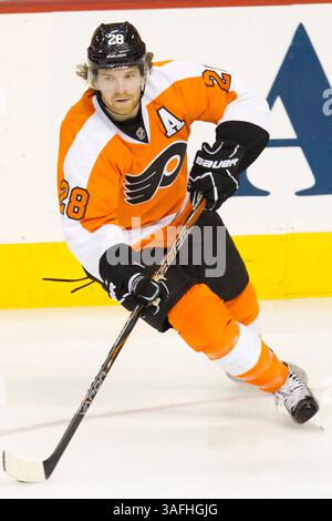 15. April 2012: Philadelphia Flyers Center Claude Giroux (28) in Aktion mit dem Puck während des Viertelfinalspiels 3 der NHL Eastern Conference zwischen den Pittsburgh Penguins und Philadelphia Flyers im Well Fargo Center in Philadelphia, Pennsylvania. (Bild: © Chris Szagola/Cal Sport Media/ZUMAPRESS.com) Stockfoto