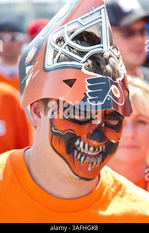 15. April 2012: Philadelphia Flyers kommt mit seinem Gesicht vor dem dritten Viertelfinalspiel der NHL Eastern Conference zwischen den Pittsburgh Penguins und Philadelphia Flyers im Well Fargo Center in Philadelphia, Pennsylvania. (Bild: © Chris Szagola/Cal Sport Media/ZUMAPRESS.com) Stockfoto