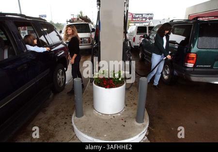 Gäste an einer Exxon Station pumpen Gas gegenüber einer Sunoco Station auf der Sudley Rd In Manassas VA am Donnerstag, 10. Oktober 2002. Die Schießerei am Sunoco gestern Abend stimmt mit den acht anderen Scharfschützenangriffen in Washington DC überein. (Bild: Washington Times/ZUMAPRESS.com) Stockfoto