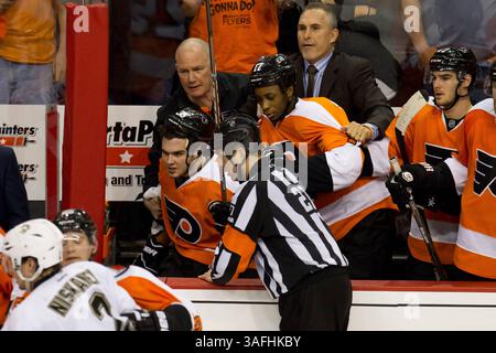 15. April 2012: Das Philadelphia Flyers Center Zac Rinaldo (36) versucht, als Schiedsrichter Eric Furlatt (27) in den Scrum zu kommen und Mitglieder der Flyers versuchen, ihn während des Viertelfinalspiels 3 der NHL Eastern Conference zwischen den Pittsburgh Penguins und Philadelphia Flyers im Well Fargo Center in Philadelphia, Pennsylvania, zurückzuhalten. Die Philadelphia Flyers schlugen die Pittsburgh Penguins (8-4) und nahmen 3-0 in der Serie an. (Bild: © Chris Szagola/Cal Sport Media/ZUMAPRESS.com) Stockfoto