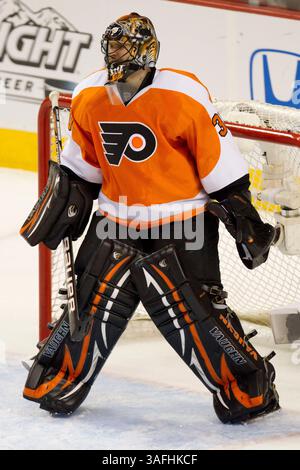 15. April 2012: Der Philadelphia Flyers-Torwart Ilya Bryzgalov (30) sieht beim Viertelfinalspiel 3 der NHL Eastern Conference zwischen den Pittsburgh Penguins und Philadelphia Flyers im Well Fargo Center in Philadelphia, Pennsylvania, vom Tor aus. Die Philadelphia Flyers schlugen die Pittsburgh Penguins (8-4) und nahmen 3-0 in der Serie an. (Bild: © Chris Szagola/Cal Sport Media/ZUMAPRESS.com) Stockfoto