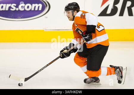 15. April 2012: Philadelphia Flyers Center Claude Giroux (28) stürzt im Well Fargo Center in Philadelphia, Pennsylvania, im Viertelfinalspiel 3 der NHL Eastern Conference zwischen den Pittsburgh Penguins und den Philadelphia Flyers auf dem Eis. Die Philadelphia Flyers schlugen die Pittsburgh Penguins (8-4) und nahmen 3-0 in der Serie an. (Bild: © Chris Szagola/Cal Sport Media/ZUMAPRESS.com) Stockfoto