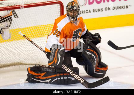 15. April 2012: Der Philadelphia Flyers-Torwart Ilya Bryzgalov (30) sieht beim Viertelfinalspiel 3 der NHL Eastern Conference zwischen den Pittsburgh Penguins und Philadelphia Flyers im Well Fargo Center in Philadelphia, Pennsylvania, an. Die Philadelphia Flyers schlugen die Pittsburgh Penguins (8-4) und nahmen 3-0 in der Serie an. (Bild: © Chris Szagola/Cal Sport Media/ZUMAPRESS.com) Stockfoto