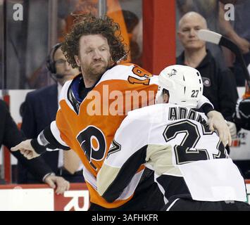 15. April 2012: Scott Hartnell und Craig Adams der Philadelphia Flyers und Craig Adams der Pittsburgh Penguins kämpfen während der dritten Phase des Viertelfinals der NHL Eastern Conference am Sonntag, den 15. April 2012, in Philadelphia, Pennsylvania. (Kreditbild: © Yong Kim/Philadelphia Daily News/MCT/ZUMAPRESS.com) Stockfoto