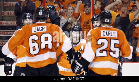 15. April 2012 - Philadelphia, PA, USA - Claude Giroux der Philadelphia Flyers lächelt mit seinen Teamkollegen, nachdem er in der dritten Periode im dritten Spiel des Viertelfinals der NHL Eastern Conference am Sonntag, den 15. April 2012, in Philadelphia, Pennsylvania ein Tor gegen die Pittsburgh Penguins erzielt hat. (Kreditbild: © Yong Kim/Philadelphia Daily News/MCT/ZUMAPRESS.com) Stockfoto