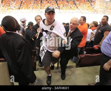 15. April 2012 - Philadelphia, PA, USA - Ein Penguins-Fan wird nach einem großen Kampf im dritten Teil des Spiels 3 des Viertelfinals der NHL Eastern Conference zwischen den Philadelphia Flyers und den Pittsburgh Penguins am Sonntag, den 15. April 2012, am Sonntag, den 15. April 2012, ausgeworfen. in Philadelphia, Pennsylvania. (Bild: © Ron Cortes/Philadelphia Inquirer/MCT/ZUMAPRESS.com) Stockfoto