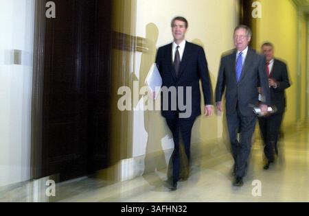 Der New Senate Majority Leader Bill Frist (R-TN), links, wird von den Pressefotografen mit einem Blitz getroffen, als er sein Büro mit Senator Mitch McConnell betritt (Credit Image: The Washington Times/ZUMAPRESS.com) Stockfoto