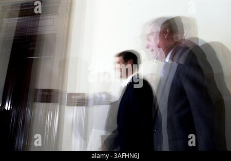 Der New Senate Majority Leader Bill Frist (R-TN), links, wird von den Pressefotografen mit einem Blitz getroffen, als er sein Büro mit Senator Mitch McConnell betritt (Credit Image: The Washington Times/ZUMAPRESS.com) Stockfoto