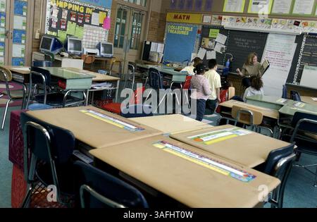 Amy Sauder, Lehrerin der vierten Klasse an der Raymond Elementary School in NW, DC, liest sechs ihrer Schüler vor, die es am Freitag, den 21. Februar 2003, dem ersten Tag nach starkem Schnee in der DC Metro geschafft haben. Die normale Einschreibung in ihrer Klasse beträgt 19 Schüler. (Bild: Washington Times/ZUMAPRESS.com) Stockfoto