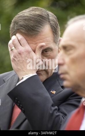 Homeland Security Sec. Tom Ridge und der New Yorker Bürgermeister Michael Bloomberg sprechen mit Medien außerhalb des Westflügels, nachdem Präsident George W. Bush sie am Mittwoch, den 19. März 2003, im Oval Office im Weißen Haus getroffen hatte. (Bild: Washington Times/ZUMAPRESS.com) Stockfoto
