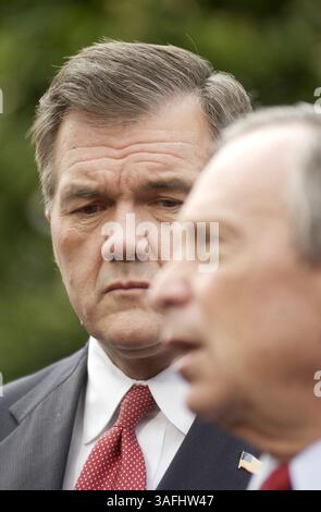 Homeland Security Sec. Tom Ridge und der New Yorker Bürgermeister Michael Bloomberg sprechen mit Medien außerhalb des Westflügels, nachdem Präsident George W. Bush sie am Mittwoch, den 19. März 2003, im Oval Office im Weißen Haus getroffen hatte. (Bild: Washington Times/ZUMAPRESS.com) Stockfoto