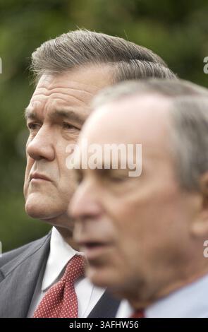 Homeland Security Sec. Tom Ridge und der New Yorker Bürgermeister Michael Bloomberg sprechen mit Medien außerhalb des Westflügels, nachdem Präsident George W. Bush sie am Mittwoch, den 19. März 2003, im Oval Office im Weißen Haus getroffen hatte. (Bild: Washington Times/ZUMAPRESS.com) Stockfoto