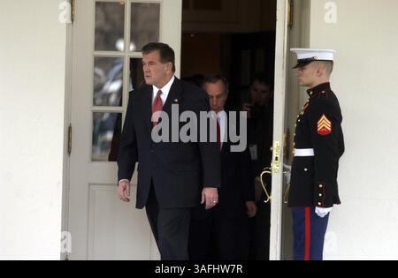Homeland Security Sec. Tom Ridge und der New Yorker Bürgermeister Michael Bloomberg sprechen mit Medien außerhalb des Westflügels, nachdem Präsident George W. Bush sie am Mittwoch, den 19. März 2003, im Oval Office im Weißen Haus getroffen hatte. (Bild: Washington Times/ZUMAPRESS.com) Stockfoto